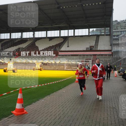 07.12.2025 - St. Pauli X-Mass-Run No. 15 Fabian Wolf http://msf.ph/oto/9420235 07.12.2025 11:38:14 Ziel 307, 2395, 2396, 2715, 3065, 3066, 3341, 3762, 3765 meine-sportfotos.de