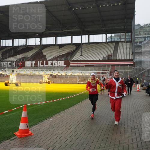 07.12.2025 - St. Pauli X-Mass-Run No. 15 Fabian Wolf http://msf.ph/oto/9420236 07.12.2025 11:38:14 Ziel 307, 2395, 2396, 2715, 3065, 3066, 3341, 3762, 3765 meine-sportfotos.de
