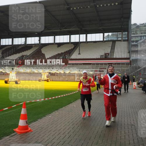 07.12.2025 - St. Pauli X-Mass-Run No. 15 Fabian Wolf http://msf.ph/oto/9420237 07.12.2025 11:38:14 Ziel 307, 2395, 2396, 2715, 3065, 3066, 3341, 3762, 3765 meine-sportfotos.de