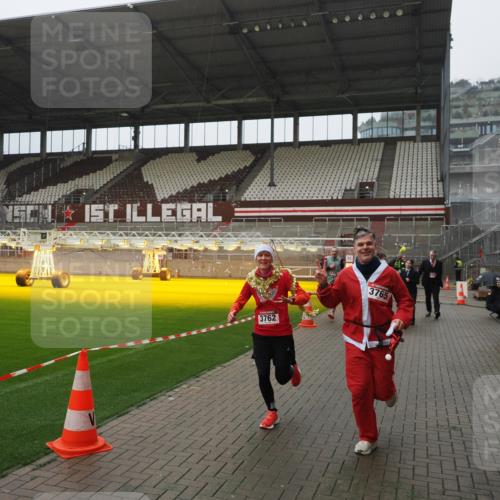 07.12.2025 - St. Pauli X-Mass-Run No. 15 Fabian Wolf http://msf.ph/oto/9420238 07.12.2025 11:38:15 Ziel 307, 2395, 2396, 2715, 3065, 3066, 3341, 3762, 3765 meine-sportfotos.de