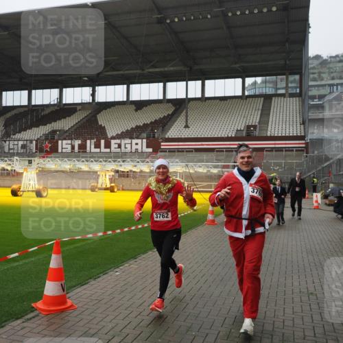 07.12.2025 - St. Pauli X-Mass-Run No. 15 Fabian Wolf http://msf.ph/oto/9420239 07.12.2025 11:38:15 Ziel 307, 2395, 2396, 2715, 3065, 3066, 3341, 3762, 3765 meine-sportfotos.de