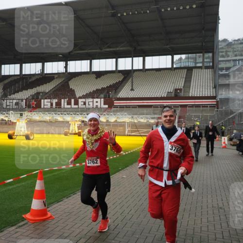 07.12.2025 - St. Pauli X-Mass-Run No. 15 Fabian Wolf http://msf.ph/oto/9420240 07.12.2025 11:38:15 Ziel 307, 2395, 2396, 2715, 3065, 3066, 3341, 3762, 3765 meine-sportfotos.de