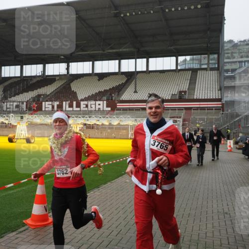 07.12.2025 - St. Pauli X-Mass-Run No. 15 Fabian Wolf http://msf.ph/oto/9420241 07.12.2025 11:38:15 Ziel 307, 2395, 2396, 2715, 3065, 3066, 3341, 3762, 3765 meine-sportfotos.de