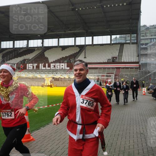 07.12.2025 - St. Pauli X-Mass-Run No. 15 Fabian Wolf http://msf.ph/oto/9420242 07.12.2025 11:38:15 Ziel 307, 2395, 2396, 2715, 3065, 3066, 3341, 3762, 3765 meine-sportfotos.de