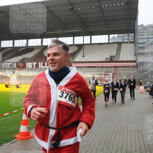 07.12.2025 - St. Pauli X-Mass-Run No. 15 Fabian Wolf http://msf.ph/oto/9420243 07.12.2025 11:38:16 Ziel 307, 2395, 2396, 2715, 3065, 3066, 3341, 3762, 3765 meine-sportfotos.de