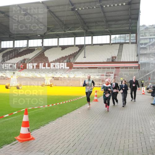 07.12.2025 - St. Pauli X-Mass-Run No. 15 Fabian Wolf http://msf.ph/oto/9420245 07.12.2025 11:38:16 Ziel 307, 2395, 2396, 2715, 3065, 3066, 3341, 3762, 3765 meine-sportfotos.de