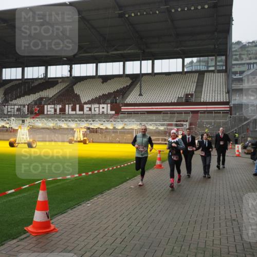 07.12.2025 - St. Pauli X-Mass-Run No. 15 Fabian Wolf http://msf.ph/oto/9420246 07.12.2025 11:38:16 Ziel 307, 2395, 2396, 2715, 3065, 3066, 3341, 3762, 3765 meine-sportfotos.de