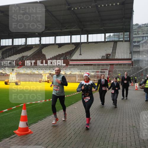 07.12.2025 - St. Pauli X-Mass-Run No. 15 Fabian Wolf http://msf.ph/oto/9420249 07.12.2025 11:38:17 Ziel 2395, 2396, 2715, 3065, 3066, 3341, 3762, 3765 meine-sportfotos.de