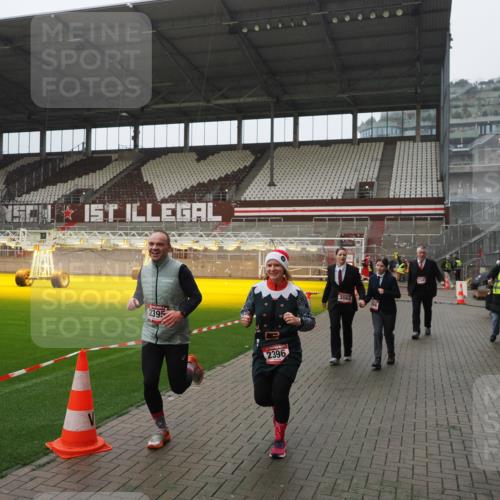 07.12.2025 - St. Pauli X-Mass-Run No. 15 Fabian Wolf http://msf.ph/oto/9420250 07.12.2025 11:38:17 Ziel 2395, 2396, 2715, 3065, 3066, 3341, 3762, 3765 meine-sportfotos.de