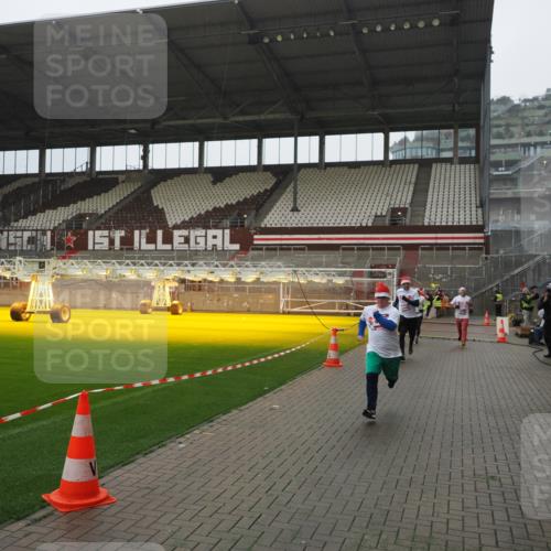 07.12.2025 - St. Pauli X-Mass-Run No. 15 Fabian Wolf http://msf.ph/oto/9420272 07.12.2025 11:38:28 Ziel 2395, 2396, 2715, 3065, 3341, 3762, 3765, 4821, 4822 meine-sportfotos.de