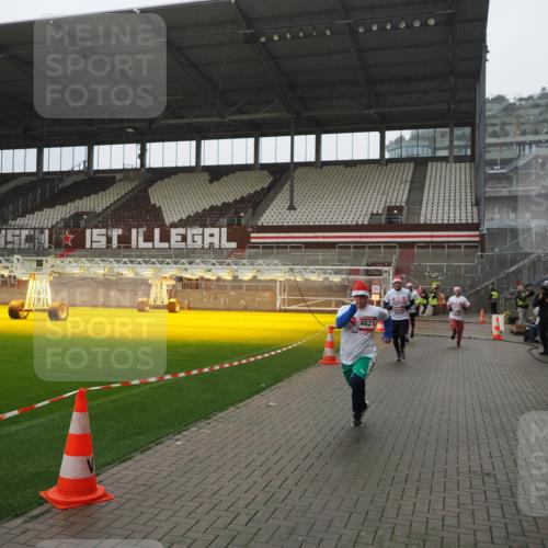 07.12.2025 - St. Pauli X-Mass-Run No. 15 Fabian Wolf http://msf.ph/oto/9420273 07.12.2025 11:38:28 Ziel 2395, 2396, 2715, 3065, 3341, 3762, 3765, 4821, 4822 meine-sportfotos.de