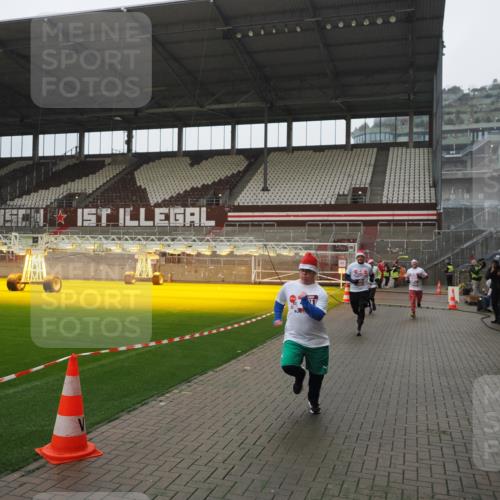 07.12.2025 - St. Pauli X-Mass-Run No. 15 Fabian Wolf http://msf.ph/oto/9420274 07.12.2025 11:38:28 Ziel 2395, 2396, 2715, 3065, 3341, 3762, 3765, 4821, 4822 meine-sportfotos.de