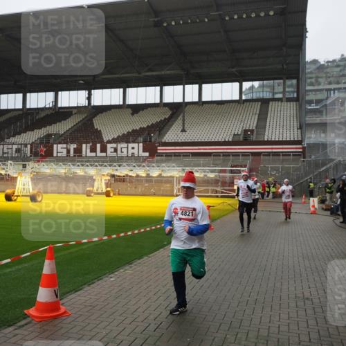 07.12.2025 - St. Pauli X-Mass-Run No. 15 Fabian Wolf http://msf.ph/oto/9420275 07.12.2025 11:38:28 Ziel 2395, 2396, 2715, 3065, 3341, 3762, 3765, 4821, 4822 meine-sportfotos.de