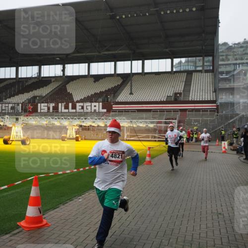 07.12.2025 - St. Pauli X-Mass-Run No. 15 Fabian Wolf http://msf.ph/oto/9420276 07.12.2025 11:38:28 Ziel 2395, 2396, 2715, 3065, 3341, 3762, 3765, 4821, 4822 meine-sportfotos.de