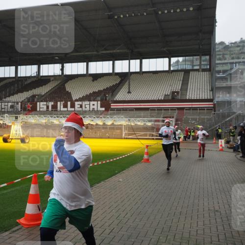 07.12.2025 - St. Pauli X-Mass-Run No. 15 Fabian Wolf http://msf.ph/oto/9420277 07.12.2025 11:38:29 Ziel 2395, 2396, 2715, 3762, 4821, 4822 meine-sportfotos.de