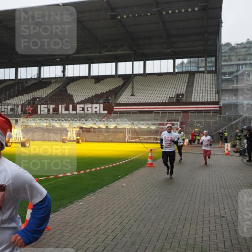 07.12.2025 - St. Pauli X-Mass-Run No. 15 Fabian Wolf http://msf.ph/oto/9420278 07.12.2025 11:38:29 Ziel 2395, 2396, 2715, 3762, 4821, 4822 meine-sportfotos.de