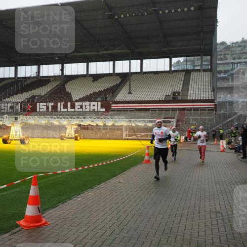 07.12.2025 - St. Pauli X-Mass-Run No. 15 Fabian Wolf http://msf.ph/oto/9420279 07.12.2025 11:38:29 Ziel 2395, 2396, 2715, 3762, 4821, 4822 meine-sportfotos.de