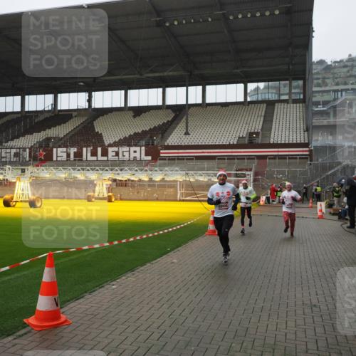 07.12.2025 - St. Pauli X-Mass-Run No. 15 Fabian Wolf http://msf.ph/oto/9420280 07.12.2025 11:38:29 Ziel 2395, 2396, 2715, 3762, 4821, 4822 meine-sportfotos.de