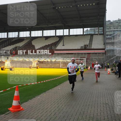 07.12.2025 - St. Pauli X-Mass-Run No. 15 Fabian Wolf http://msf.ph/oto/9420281 07.12.2025 11:38:29 Ziel 2395, 2396, 2715, 3762, 4821, 4822 meine-sportfotos.de