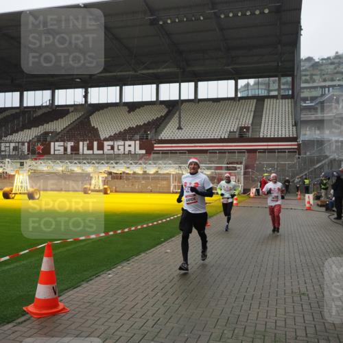07.12.2025 - St. Pauli X-Mass-Run No. 15 Fabian Wolf http://msf.ph/oto/9420282 07.12.2025 11:38:30 Ziel 2395, 2396, 4821, 4822 meine-sportfotos.de