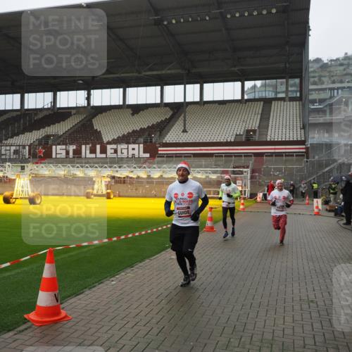 07.12.2025 - St. Pauli X-Mass-Run No. 15 Fabian Wolf http://msf.ph/oto/9420283 07.12.2025 11:38:30 Ziel 2395, 2396, 4821, 4822 meine-sportfotos.de