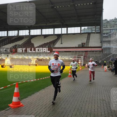 07.12.2025 - St. Pauli X-Mass-Run No. 15 Fabian Wolf http://msf.ph/oto/9420284 07.12.2025 11:38:30 Ziel 2395, 2396, 4821, 4822 meine-sportfotos.de