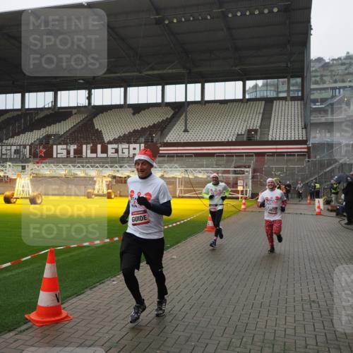 07.12.2025 - St. Pauli X-Mass-Run No. 15 Fabian Wolf http://msf.ph/oto/9420285 07.12.2025 11:38:30 Ziel 2395, 2396, 4821, 4822 meine-sportfotos.de