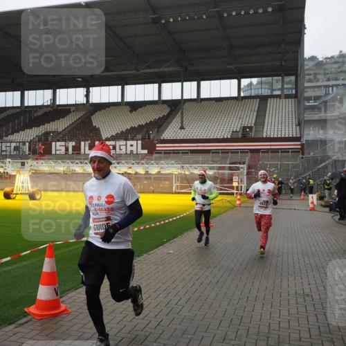 07.12.2025 - St. Pauli X-Mass-Run No. 15 Fabian Wolf http://msf.ph/oto/9420286 07.12.2025 11:38:30 Ziel 2395, 2396, 4821, 4822 meine-sportfotos.de