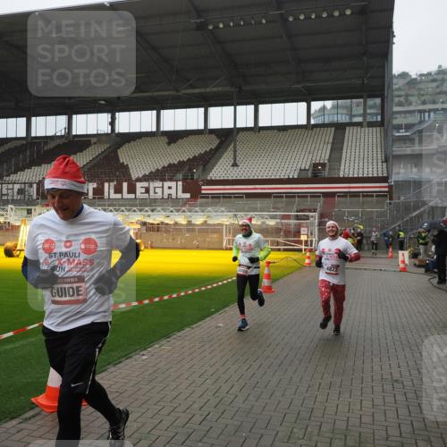 07.12.2025 - St. Pauli X-Mass-Run No. 15 Fabian Wolf http://msf.ph/oto/9420287 07.12.2025 11:38:31 Ziel 2395, 2396, 4821, 4822 meine-sportfotos.de