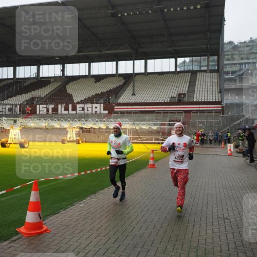 07.12.2025 - St. Pauli X-Mass-Run No. 15 Fabian Wolf http://msf.ph/oto/9420288 07.12.2025 11:38:31 Ziel 2395, 2396, 4821, 4822 meine-sportfotos.de