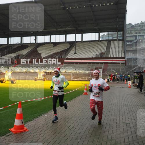 07.12.2025 - St. Pauli X-Mass-Run No. 15 Fabian Wolf http://msf.ph/oto/9420289 07.12.2025 11:38:31 Ziel 2395, 2396, 4821, 4822 meine-sportfotos.de