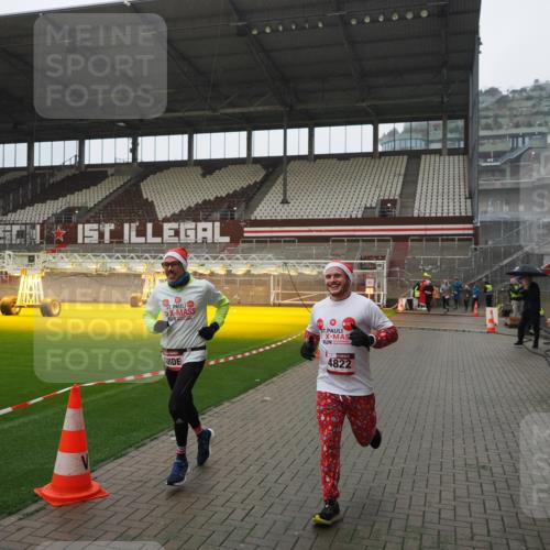 07.12.2025 - St. Pauli X-Mass-Run No. 15 Fabian Wolf http://msf.ph/oto/9420290 07.12.2025 11:38:31 Ziel 2395, 2396, 4821, 4822 meine-sportfotos.de