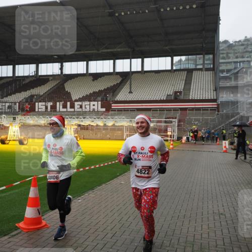 07.12.2025 - St. Pauli X-Mass-Run No. 15 Fabian Wolf http://msf.ph/oto/9420291 07.12.2025 11:38:32 Ziel 4821, 4822 meine-sportfotos.de