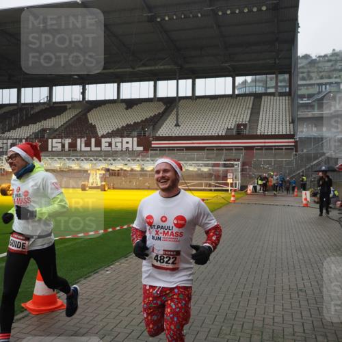 07.12.2025 - St. Pauli X-Mass-Run No. 15 Fabian Wolf http://msf.ph/oto/9420292 07.12.2025 11:38:32 Ziel 4821, 4822 meine-sportfotos.de