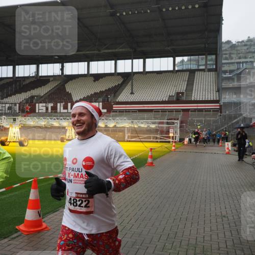 07.12.2025 - St. Pauli X-Mass-Run No. 15 Fabian Wolf http://msf.ph/oto/9420293 07.12.2025 11:38:32 Ziel 4821, 4822 meine-sportfotos.de