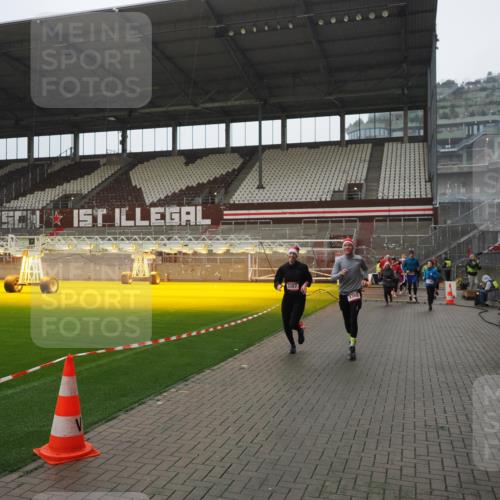 07.12.2025 - St. Pauli X-Mass-Run No. 15 Fabian Wolf http://msf.ph/oto/9420295 07.12.2025 11:38:38 Ziel 1318, 1601, 1605, 1606, 2099, 2815, 2816, 3365, 3367, 4821, 4822 meine-sportfotos.de