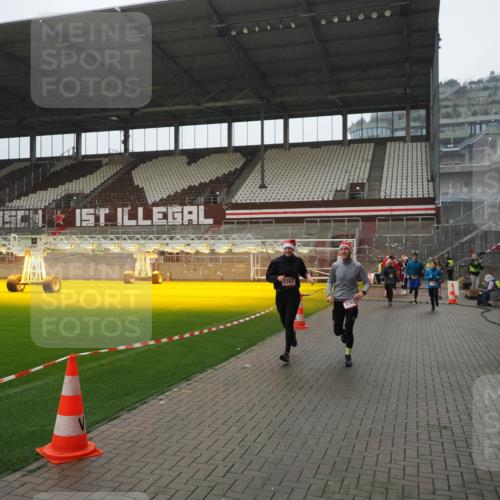 07.12.2025 - St. Pauli X-Mass-Run No. 15 Fabian Wolf http://msf.ph/oto/9420296 07.12.2025 11:38:38 Ziel 1318, 1601, 1605, 1606, 2099, 2815, 2816, 3365, 3367, 4821, 4822 meine-sportfotos.de