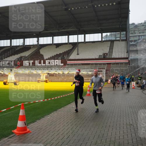 07.12.2025 - St. Pauli X-Mass-Run No. 15 Fabian Wolf http://msf.ph/oto/9420298 07.12.2025 11:38:39 Ziel 1133, 1318, 1601, 1605, 1606, 2099, 2815, 2816, 3365, 3367, 3508, 4821, 4822 meine-sportfotos.de