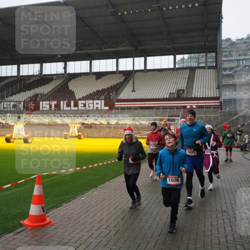 07.12.2025 - St. Pauli X-Mass-Run No. 15 Fabian Wolf http://msf.ph/oto/9420311 07.12.2025 11:38:44 Ziel 453, 1133, 1318, 1601, 1605, 1606, 2010, 2011, 2099, 2815, 2816, 3365, 3367, 3508, 4821, 4822 meine-sportfotos.de