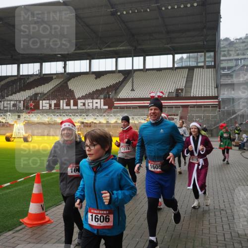 07.12.2025 - St. Pauli X-Mass-Run No. 15 Fabian Wolf http://msf.ph/oto/9420315 07.12.2025 11:38:44 Ziel 453, 1133, 1318, 1601, 1605, 1606, 2010, 2011, 2099, 2815, 2816, 3365, 3367, 3508, 4821, 4822 meine-sportfotos.de