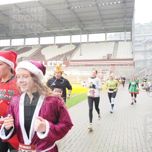 07.12.2025 - St. Pauli X-Mass-Run No. 15 Fabian Wolf http://msf.ph/oto/9420322 07.12.2025 11:38:46 Ziel 453, 729, 1133, 1318, 1601, 1605, 1606, 2010, 2011, 2099, 2815, 2816, 3365, 3367, 3508 meine-sportfotos.de