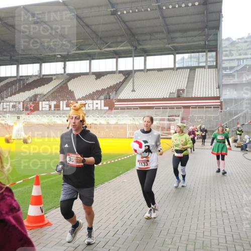 07.12.2025 - St. Pauli X-Mass-Run No. 15 Fabian Wolf http://msf.ph/oto/9420323 07.12.2025 11:38:46 Ziel 453, 729, 1133, 1318, 1601, 1605, 1606, 2010, 2011, 2099, 2815, 2816, 3365, 3367, 3508 meine-sportfotos.de