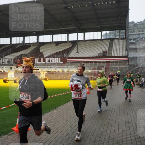 07.12.2025 - St. Pauli X-Mass-Run No. 15 Fabian Wolf http://msf.ph/oto/9420324 07.12.2025 11:38:46 Ziel 453, 729, 1133, 1318, 1601, 1605, 1606, 2010, 2011, 2099, 2815, 2816, 3365, 3367, 3508 meine-sportfotos.de