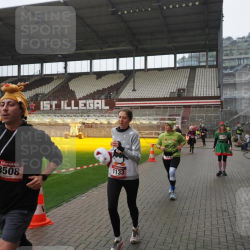 07.12.2025 - St. Pauli X-Mass-Run No. 15 Fabian Wolf http://msf.ph/oto/9420325 07.12.2025 11:38:46 Ziel 453, 729, 1133, 1318, 1601, 1605, 1606, 2010, 2011, 2099, 2815, 2816, 3365, 3367, 3508 meine-sportfotos.de