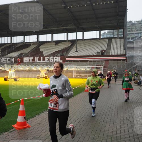 07.12.2025 - St. Pauli X-Mass-Run No. 15 Fabian Wolf http://msf.ph/oto/9420326 07.12.2025 11:38:47 Ziel 453, 729, 1133, 1318, 1601, 1605, 1606, 2010, 2011, 2099, 2815, 2816, 3365, 3367, 3508 meine-sportfotos.de