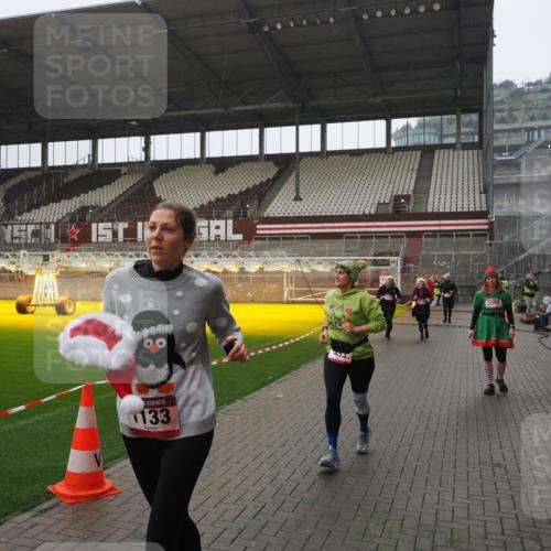 07.12.2025 - St. Pauli X-Mass-Run No. 15 Fabian Wolf http://msf.ph/oto/9420327 07.12.2025 11:38:47 Ziel 453, 729, 1133, 1318, 1601, 1605, 1606, 2010, 2011, 2099, 2815, 2816, 3365, 3367, 3508 meine-sportfotos.de