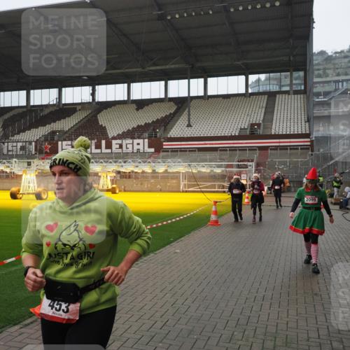 07.12.2025 - St. Pauli X-Mass-Run No. 15 Fabian Wolf http://msf.ph/oto/9420333 07.12.2025 11:38:48 Ziel 453, 729, 1133, 1318, 1601, 1605, 1606, 2010, 2011, 2099, 2815, 2816, 3365, 3367, 3508 meine-sportfotos.de