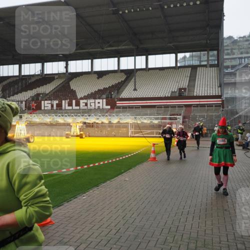 07.12.2025 - St. Pauli X-Mass-Run No. 15 Fabian Wolf http://msf.ph/oto/9420334 07.12.2025 11:38:48 Ziel 453, 729, 1133, 1318, 1601, 1605, 1606, 2010, 2011, 2099, 2815, 2816, 3365, 3367, 3508 meine-sportfotos.de
