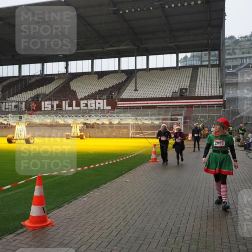 07.12.2025 - St. Pauli X-Mass-Run No. 15 Fabian Wolf http://msf.ph/oto/9420337 07.12.2025 11:38:49 Ziel 453, 729, 1133, 1318, 1601, 1605, 1606, 2010, 2011, 2099, 2815, 2816, 3365, 3367, 3508 meine-sportfotos.de