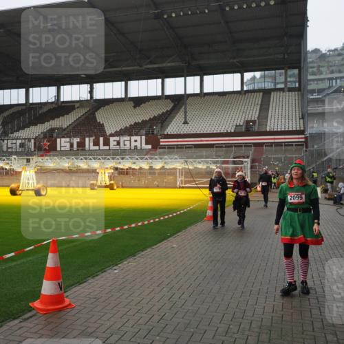 07.12.2025 - St. Pauli X-Mass-Run No. 15 Fabian Wolf http://msf.ph/oto/9420339 07.12.2025 11:38:49 Ziel 453, 729, 1133, 1318, 1601, 1605, 1606, 2010, 2011, 2099, 2815, 2816, 3365, 3367, 3508 meine-sportfotos.de